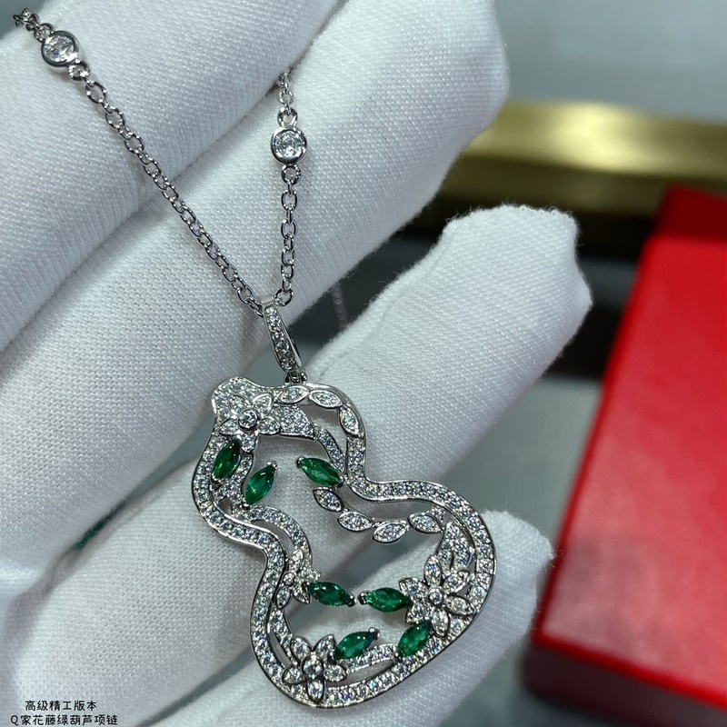 V金鍍咪金 6320350 麒麟花藤綠葫蘆項鍊，佩戴Qeelin Wulu L