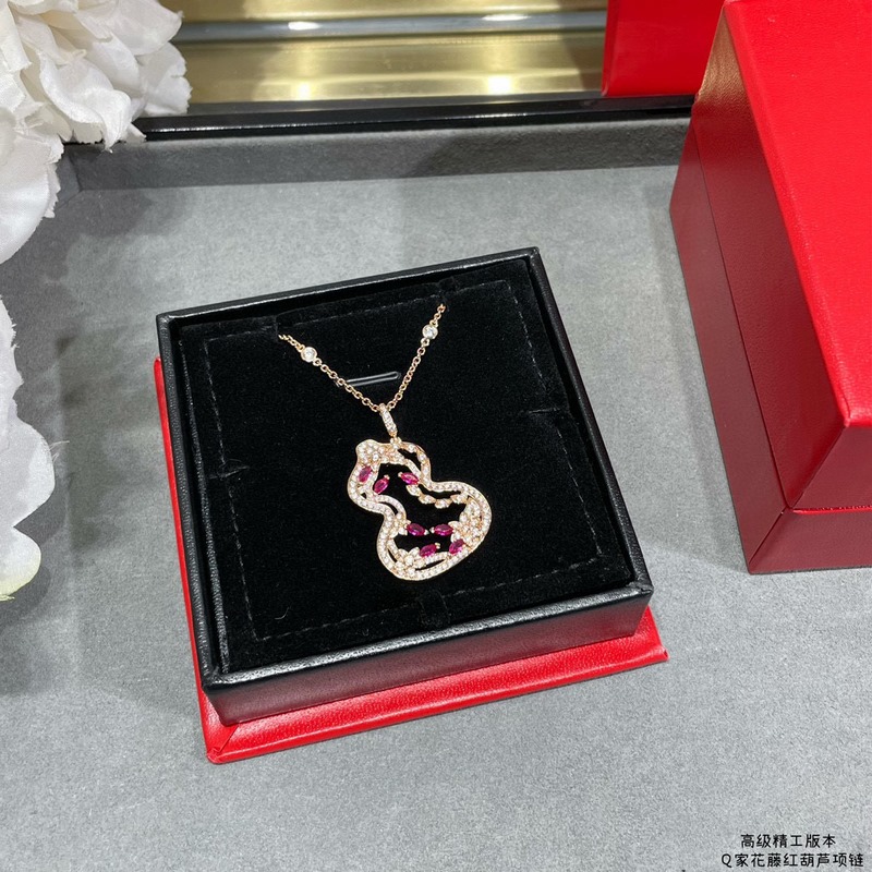 麒麟花藤綠葫蘆項鍊，佩戴Qeelin Wulu Lace蕾絲葫蘆點綴整體造型，華