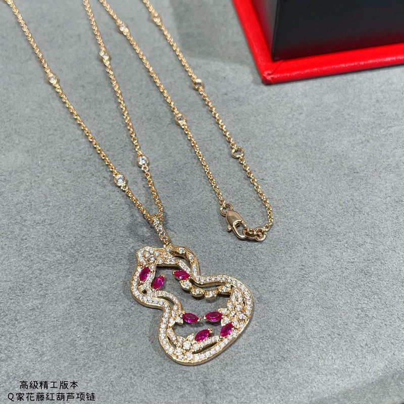 麒麟花藤綠葫蘆項鍊，佩戴Qeelin Wulu Lace蕾絲葫蘆點綴整體造型，華