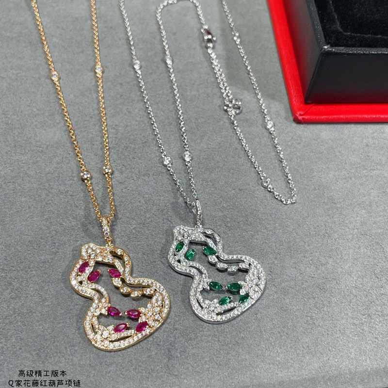 麒麟花藤綠葫蘆項鍊，佩戴Qeelin Wulu Lace蕾絲葫蘆點綴整體造型，華