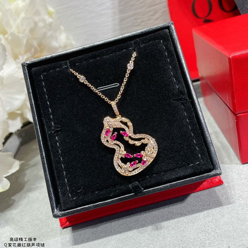 麒麟花藤綠葫蘆項鍊，佩戴Qeelin Wulu Lace蕾絲葫蘆點綴整體造型，華