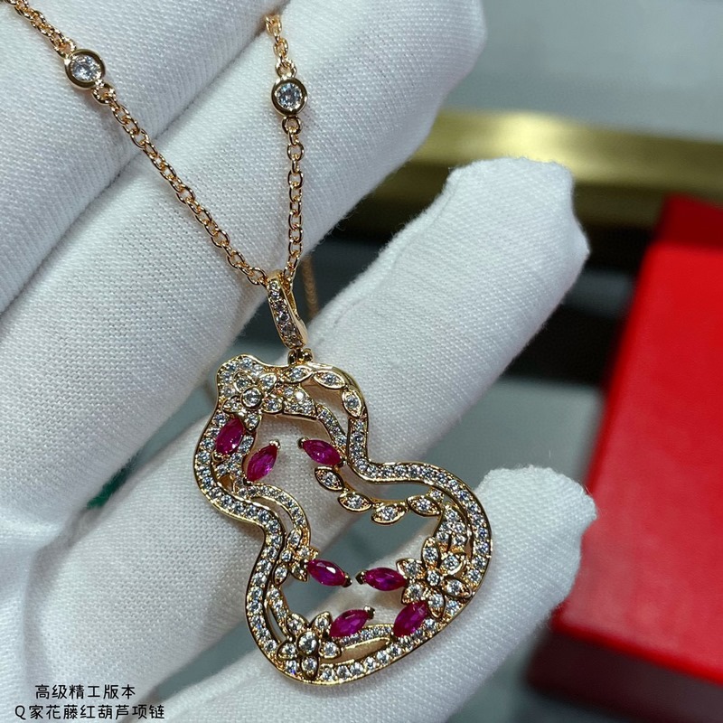 麒麟花藤綠葫蘆項鍊，佩戴Qeelin Wulu Lace蕾絲葫蘆點綴整體造型，華