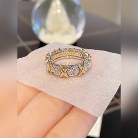 交叉環(huán)繞設(shè)計(jì)呈現(xiàn)出不一樣的立體感 Tiffany 蒂芬妮交叉16鑽戒指