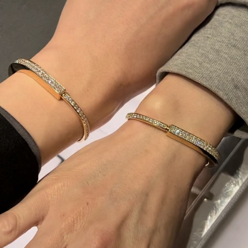 [原單對(duì)版] (配全套包裝) Tiffany 蒂芬妮 新款火爆登場(chǎng) U型鎖 雙