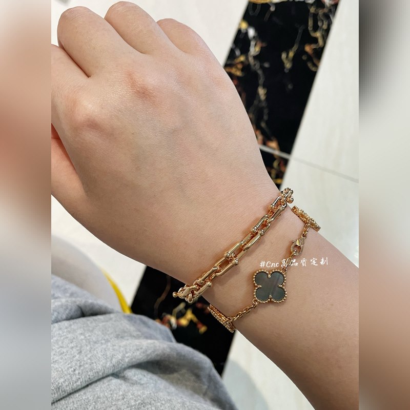 [原單對版] (配全套包裝) Tiffany 蒂芬妮經典新款馬蹄手鍊。