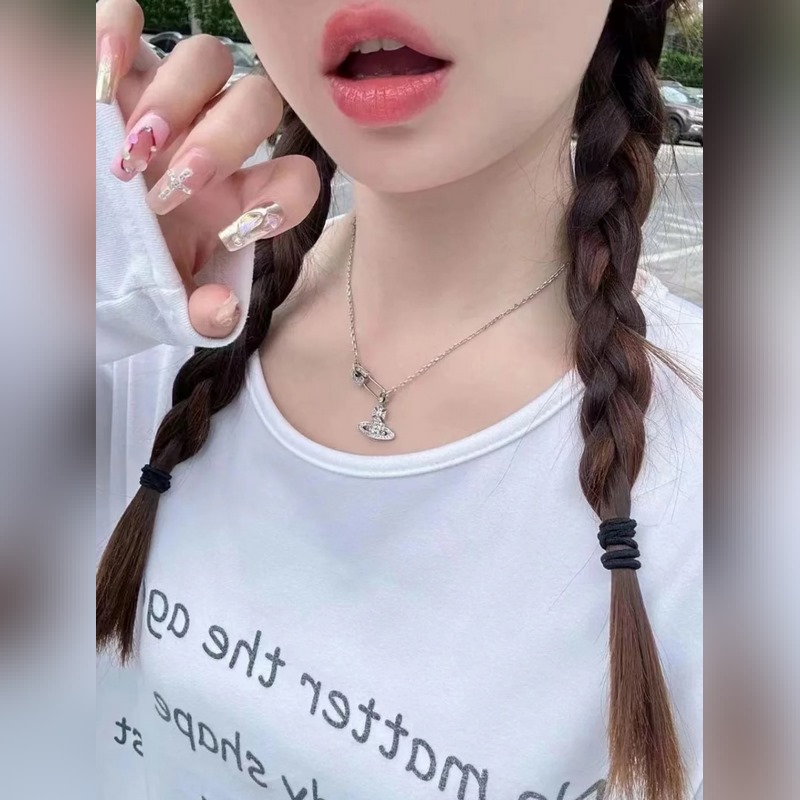 上身圖參考 又酷又溫柔 別針滿鑽土星項鍊 Vivienne Westwood