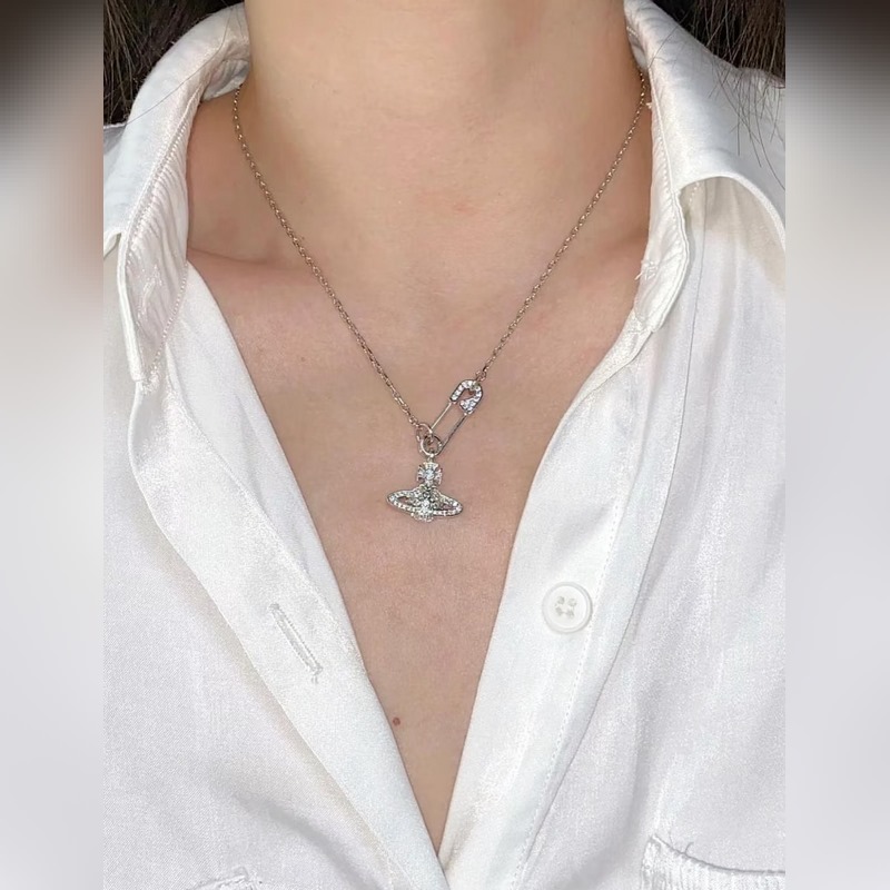 上身圖參考 又酷又溫柔 別針滿鑽土星項鍊 Vivienne Westwood