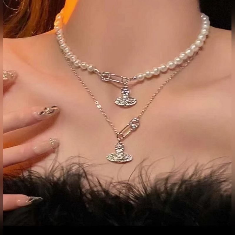 上身圖參考 又酷又溫柔 別針滿鑽土星項鍊 Vivienne Westwood