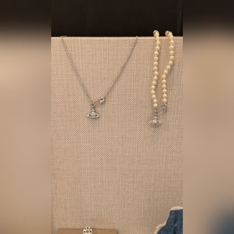 上身圖參考 又酷又溫柔 別針滿鑽土星項鍊 Vivienne Westwood