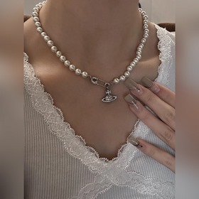 上身圖參考 自帶時髦感的別針土星珍珠項鍊 Vivienne Westwood