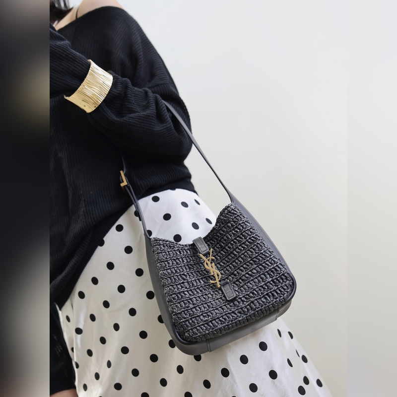 夏天行走的度假氛圍組非它莫屬 手工編織的細膩肌理感 十分精緻