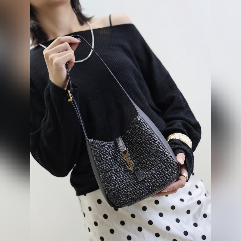 夏天行走的度假氛圍組非它莫屬 手工編織的細膩肌理感 十分精緻