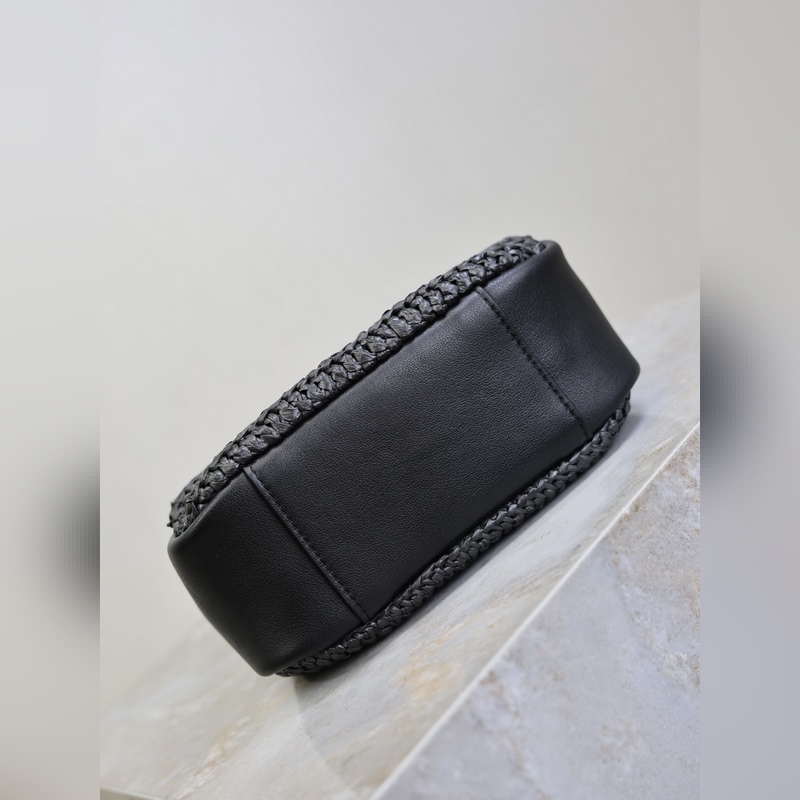 LE 5A7 mini 編織腋下包 滿滿的藝術氣息拉菲草編織非常紮實 法式慵懶風