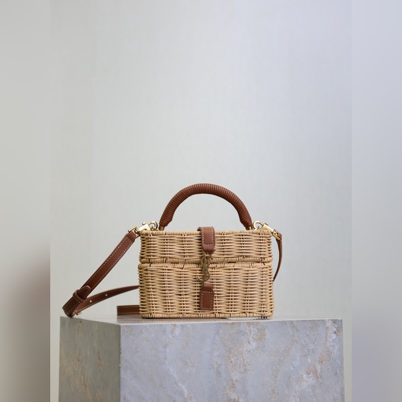 Gaby mini_藤編盒子包，化妝包 藤編的自然紋理和牛皮的質(zhì)感完美結(jié)合，滿滿