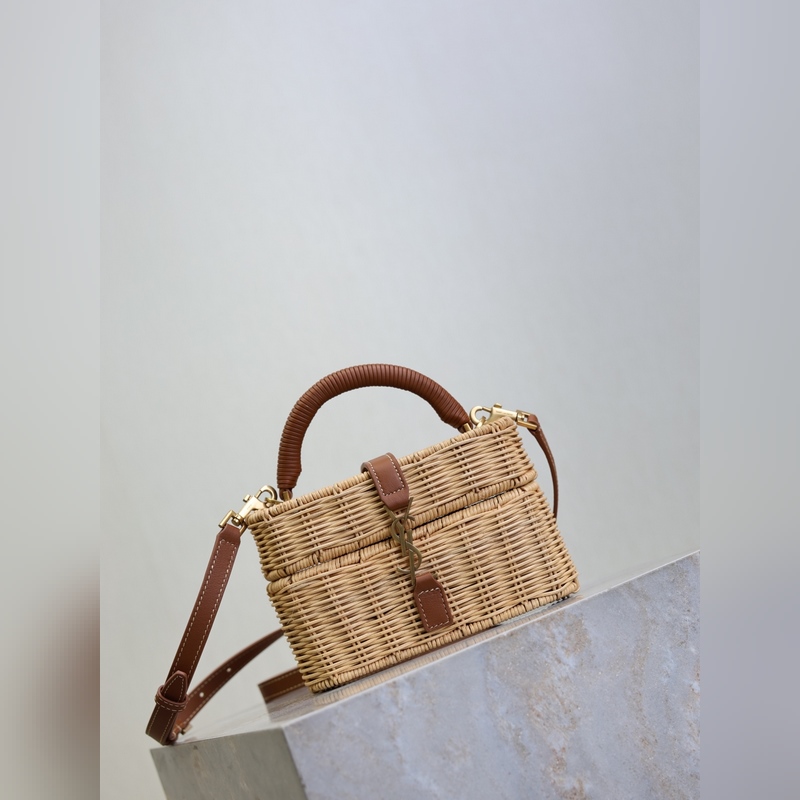 Gaby mini_藤編盒子包，化妝包 藤編的自然紋理和牛皮的質(zhì)感完美結(jié)合，滿滿