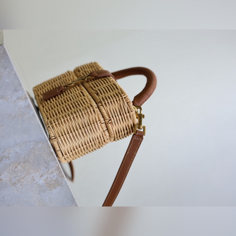 Gaby mini_藤編盒子包，化妝包 藤編的自然紋理和牛皮的質(zhì)感完美結(jié)合，滿滿