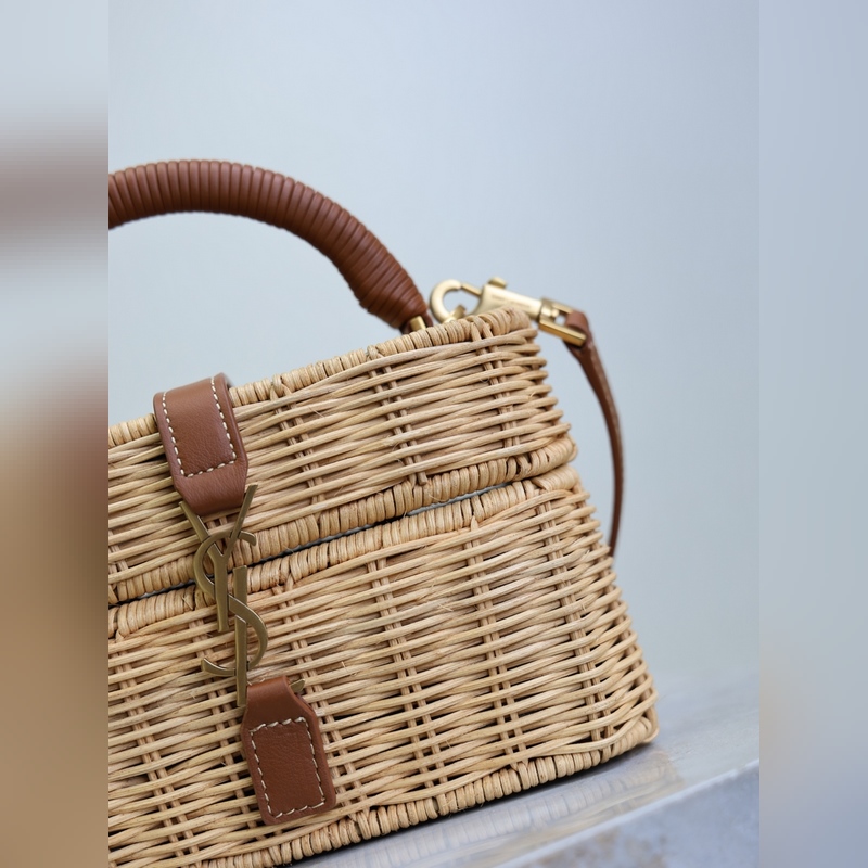 Gaby mini_藤編盒子包，化妝包 藤編的自然紋理和牛皮的質(zhì)感完美結(jié)合，滿滿