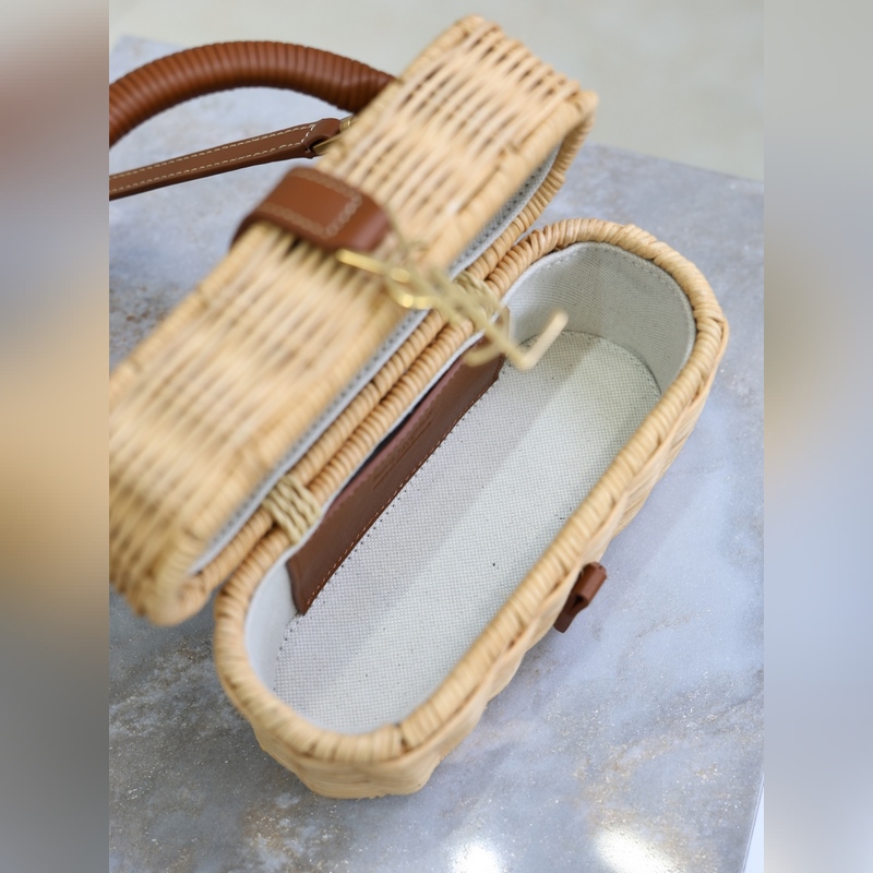Gaby mini_藤編盒子包，化妝包 藤編的自然紋理和牛皮的質(zhì)感完美結(jié)合，滿滿
