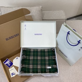Burberr 格紋羊絨圍巾 羊絨圍巾，裝飾精紡 Bur格紋。兩邊融入流蘇裝飾