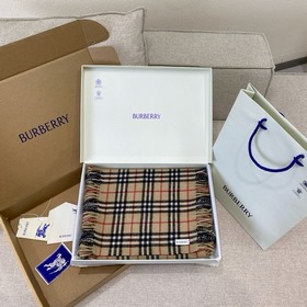 Burberr 格紋羊絨圍巾 羊絨圍巾，裝飾精紡 Bur格紋。兩邊融入流蘇裝飾