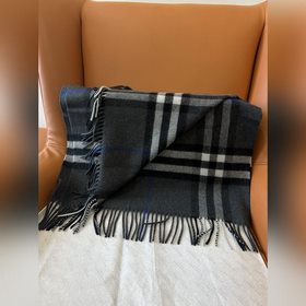 Burberry 巴寶莉寬版經典格紋山羊絨圍巾 張婧儀同款！太多人在等，搶到靠運
