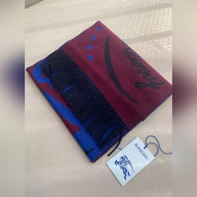 Burberry馬頭鏡像圍巾是該品牌的經典之作，它融合了巴寶莉的标志性元素與卓越