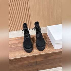 CELINE#思琳新款系帶厚底馬丁靴 現在的風格真的又飒又甜 ，單品都很日常百搭