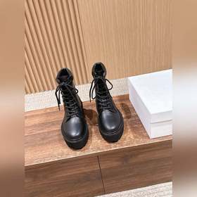 CELINE#思琳新款系帶厚底馬丁靴 現在的風格真的又飒又甜 ，單品都很日常百搭