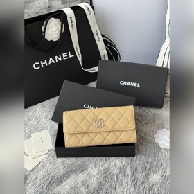 CHANEL。 兩折長夾口蓋錢包到貨魚子醬頭層牛皮搭配新款luogo、 同樣是穿