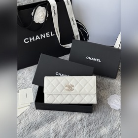 CHANEL。 兩折長夾口蓋錢包到貨魚子醬頭層牛皮搭配新款luogo、 同樣是穿