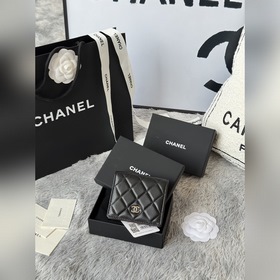 新品chanel 對折短錢包到貨 小羊皮制作内裡帶零錢袋 這類錢包超級實用、卡位