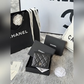 新品chanel 對折短錢包到貨 牛皮制作内裡帶零錢袋 這類錢包超級實用、卡位多