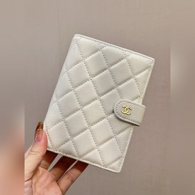 96066 白色 萬年經典的小香護照夾！ zg最新款護照夾，讓你的護照再也不需再