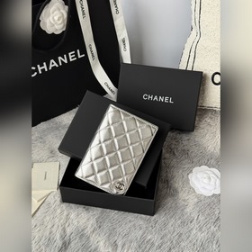chanel 經典護照本 出門旅遊的朋友福音！這款護照夾采用進口小羊皮銀色銀扣
