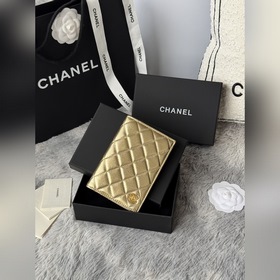 chanel 經典護照本 出門旅遊的朋友福音！這款護照夾采用進口小羊皮金色金扣