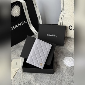chanel 經典護照本 出門旅遊的朋友福音！這款護照夾采用進口頭層球紋顆粒壓花