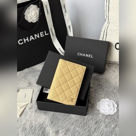 chanel 經典護照本 出門旅遊的朋友福音！這款護照夾采用進口頭層球紋顆粒壓花