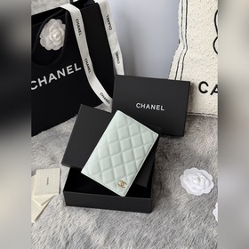 chanel 經典護照本 出門旅遊的朋友福音！這款護照夾采用進口頭層球紋顆粒壓花