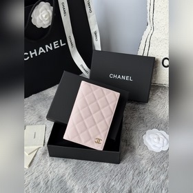 chanel 經典護照本 出門旅遊的朋友福音！這款護照夾采用進口頭層球紋顆粒壓花