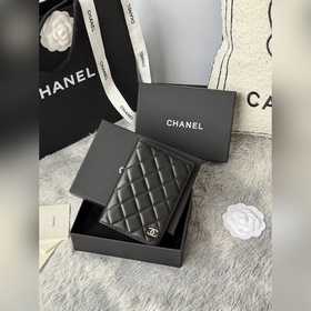 chanel 經典護照本 出門旅遊的朋友福音！這款護照夾采用進口小羊皮 内部搭配