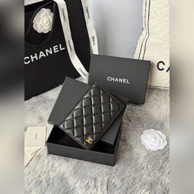chanel 經典護照本 出門旅遊的朋友福音！這款護照夾采用進口小羊皮 内部搭配