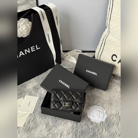 CHANEL小羊皮制作經典系列 多個顔色。 顔色 ：如圖所示 新款cf小卡包到貨
