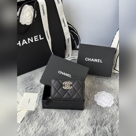 CHANEL-拉鍊款經典黑帶鑽魚子醬卡包， 在陽光下閃閃的 雙c做的太精緻了鑽配