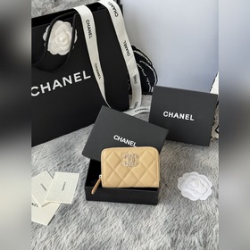 CHANEL-拉鍊款經典黑帶鑽魚子醬卡包， 在陽光下閃閃的 雙c做的太精緻了鑽配