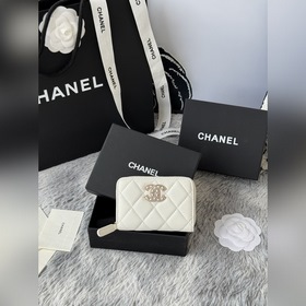 CHANEL-拉鍊款經典黑帶鑽魚子醬卡包， 在陽光下閃閃的 雙c做的太精緻了鑽配