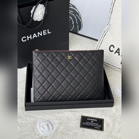 Chanel爆款手包系列了 魚子醬牛皮制作 菱格手包手包一般内裡都比較單調 這款
