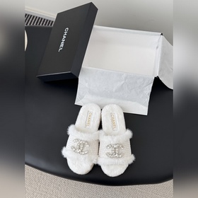 Chanel 25K新款毛毛拖鞋！ 這款毛拖真的是真太可愛了~ 柔軟蓬松的毛毛
