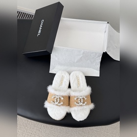 Chanel 25K新款毛毛拖鞋！ 這款毛拖真的是真太可愛了~ 柔軟蓬松的毛毛
