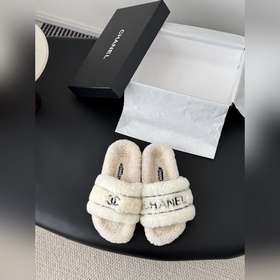 Chanel 25K新款毛毛拖鞋！ 這款毛拖真的是真太可愛了~ 柔軟蓬松的毛毛