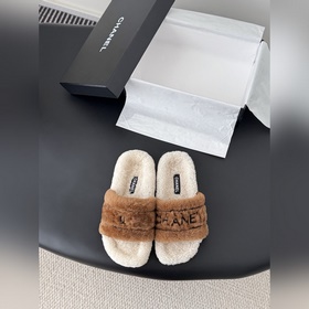 Chanel 25K新款毛毛拖鞋！ 這款毛拖真的是真太可愛了~ 柔軟蓬松的毛毛